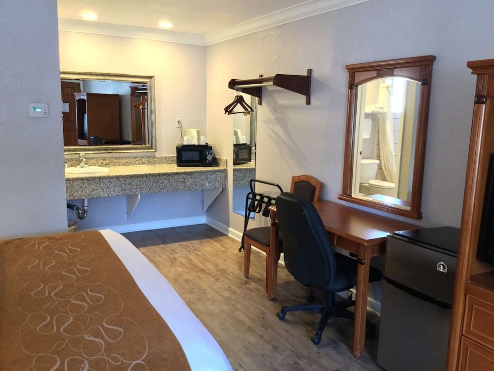 Journey Inn Premium Room, 1 King Bed, Smoking 9