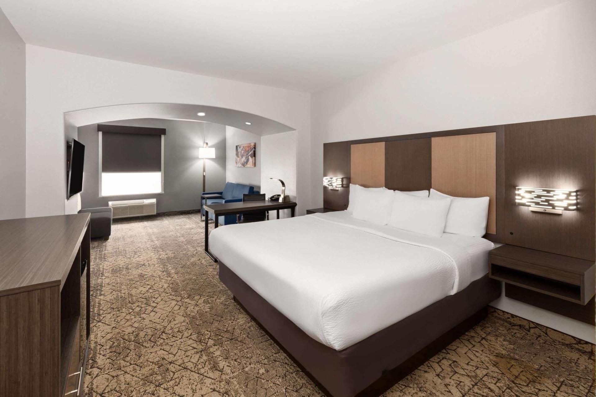 1 King Bed, Deluxe Suite, Non-Smoking