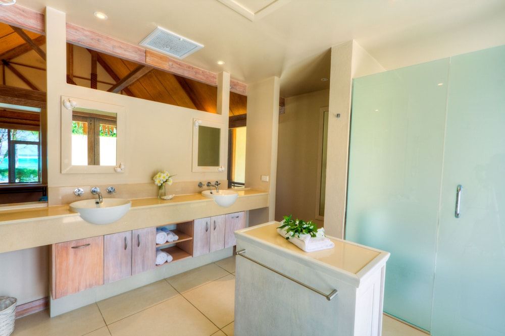 Little Polynesian Resort Beachfront Bungalow 11