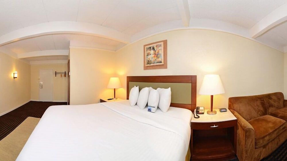 Lexington Inn & Suites NW Chicago Elgin Deluxe Suite, 1 King Bed, Non Smoking 2