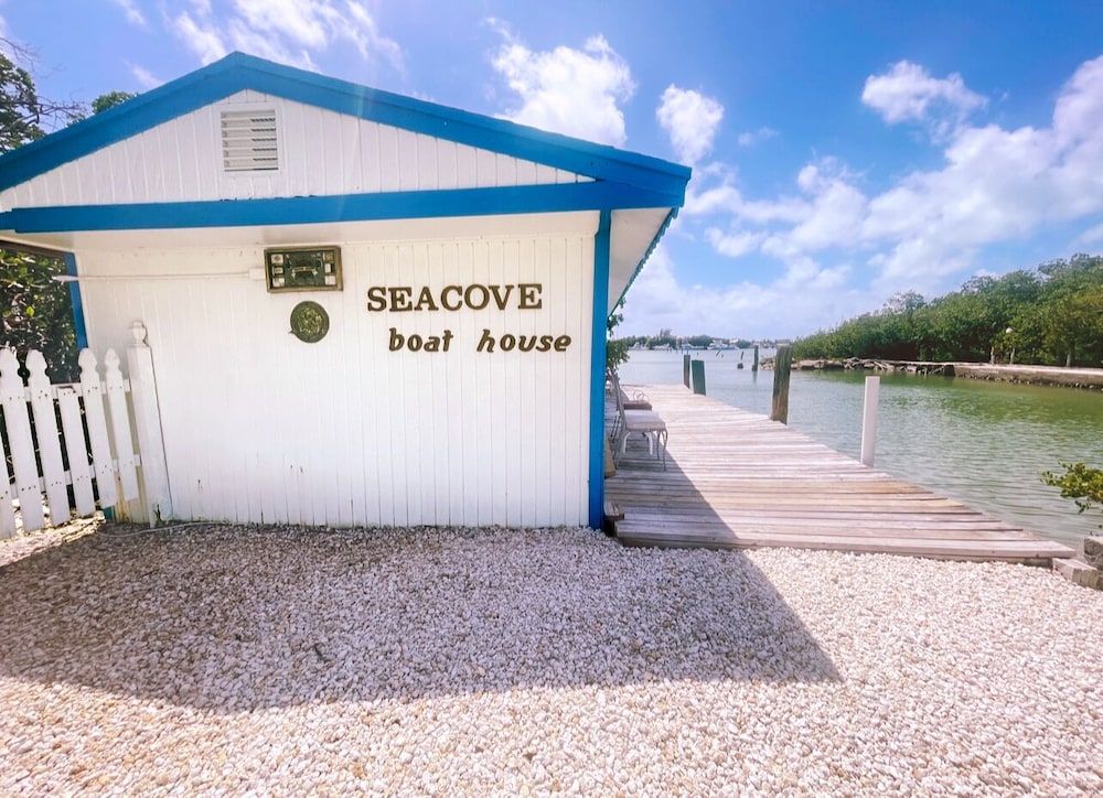 Floating Sea Cove Resort & Marina