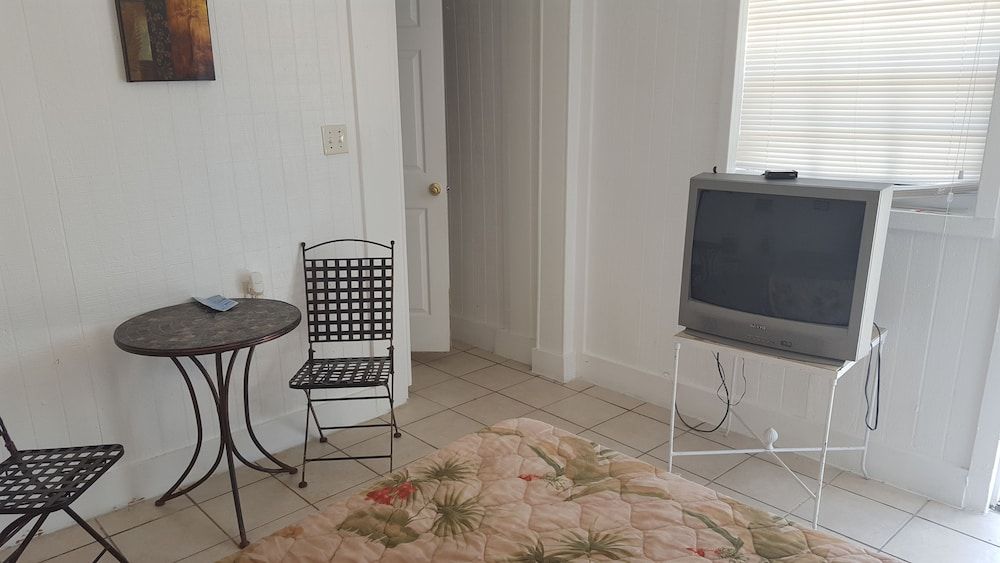 Floating Sea Cove Resort & Marina Boathouse Rooms 5