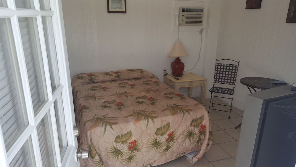 Floating Sea Cove Resort & Marina Boathouse Rooms 2