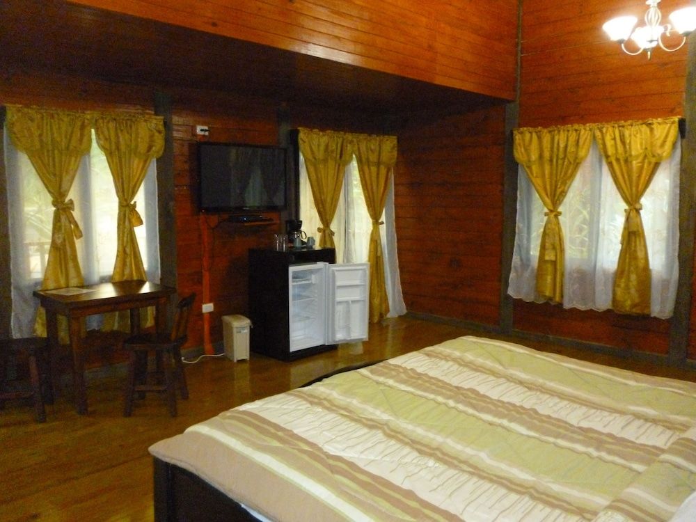 Blue River Resort & Hot Springs Deluxe Cabin, 1 King Bed 3