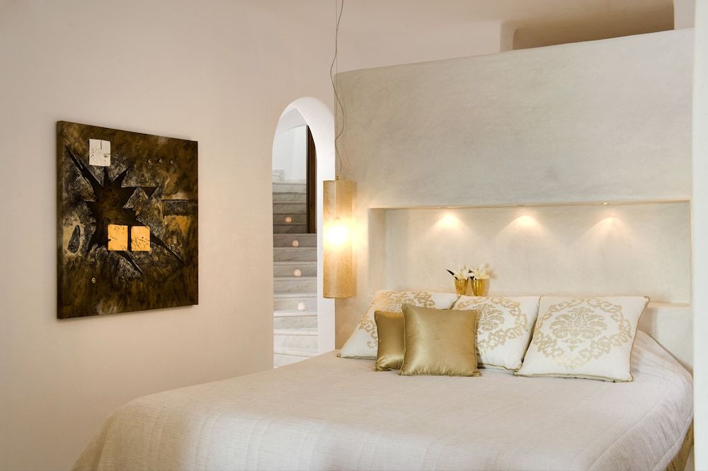 Gold Suites Deluxe Suite, Heated Pool, Caldera View 5