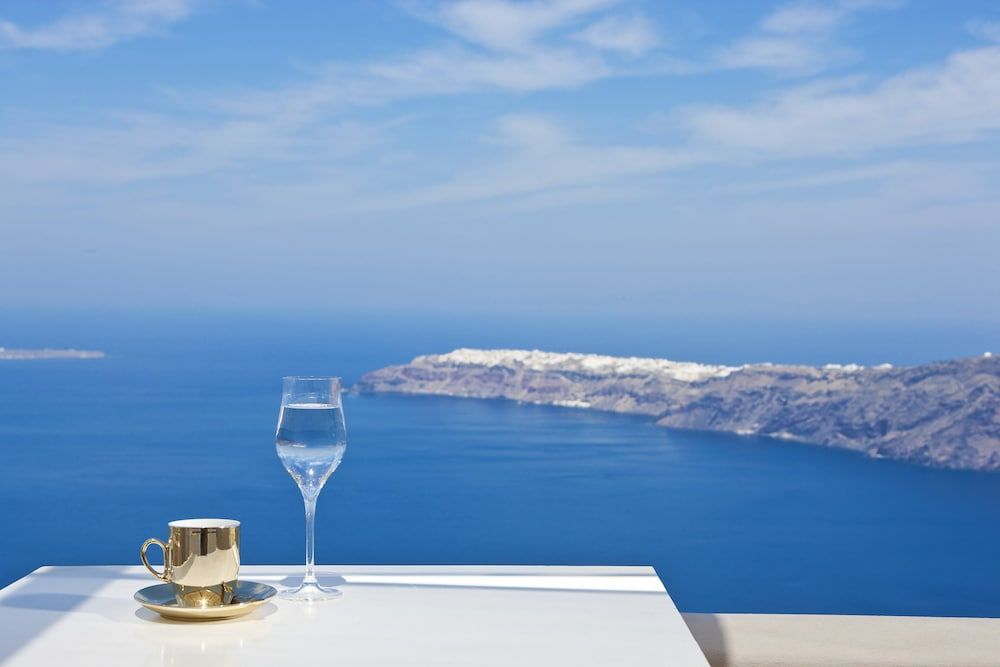 Gold Suites Junior Suite, Caldera View 4