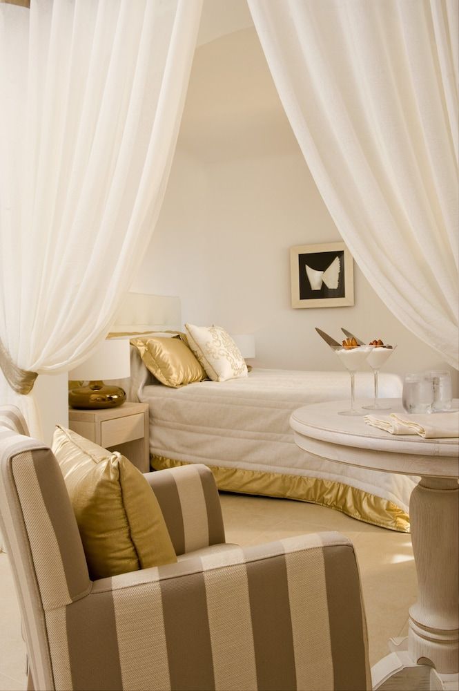 Gold Suites Junior Suite, Caldera View 3