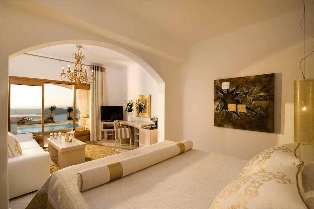 Gold Suites Deluxe Suite, Heated Pool, Caldera View 16