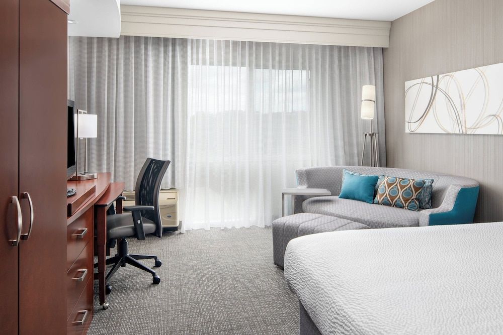 Room, 1 King Bed (Mobility/Hearing Accessible, Tub)