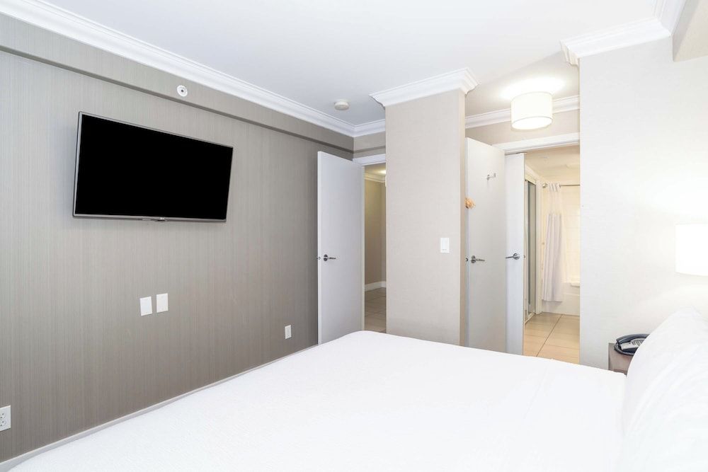 Sandman Hotel & Suites Abbotsford Premium Suite, 1 King, Kitchen, W/D, Balcony 4