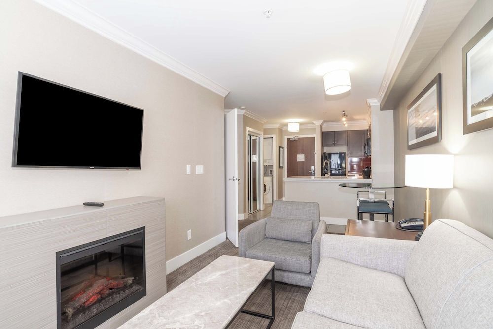 Sandman Hotel & Suites Abbotsford Standard Suite, 1 Split King, Kitchen 6