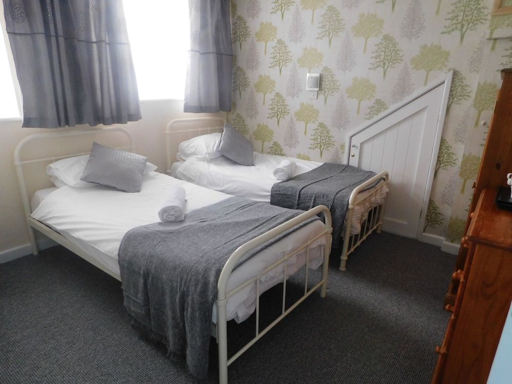 St Weonards Hotel Twin Room, Private Bathroom