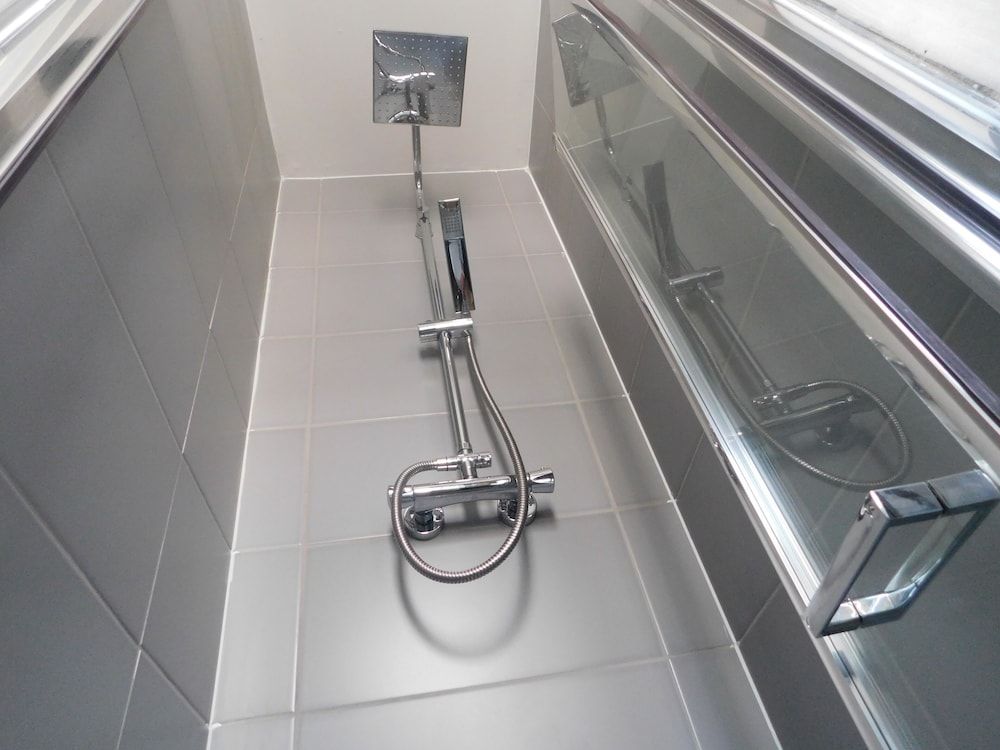 St Weonards Hotel Twin Room, Private Bathroom 4