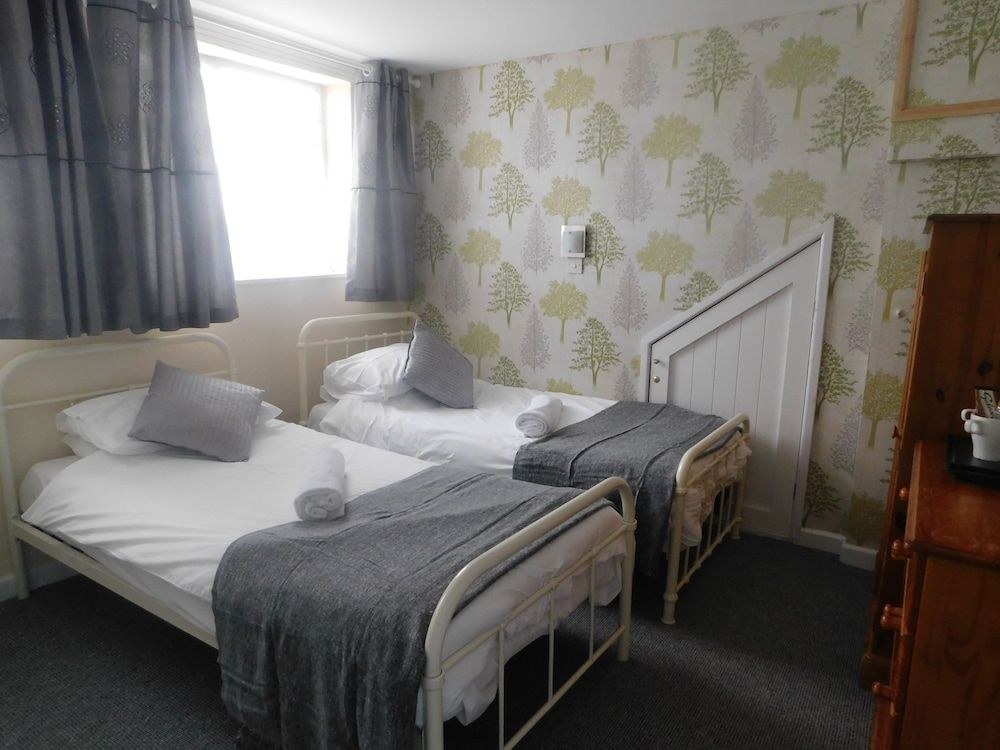 St Weonards Hotel Twin Room, Private Bathroom 2