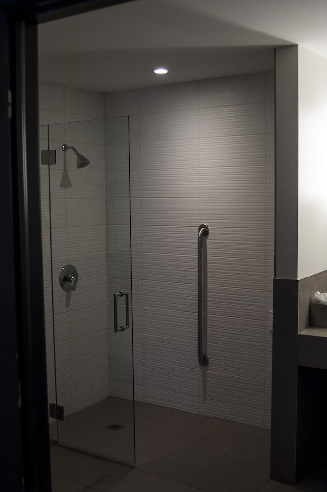 Les Suites Victoria, an Ascend Collection Hotel Suite, 1 Queen Bed, Accessible, Non Smoking (Efficiency) 4