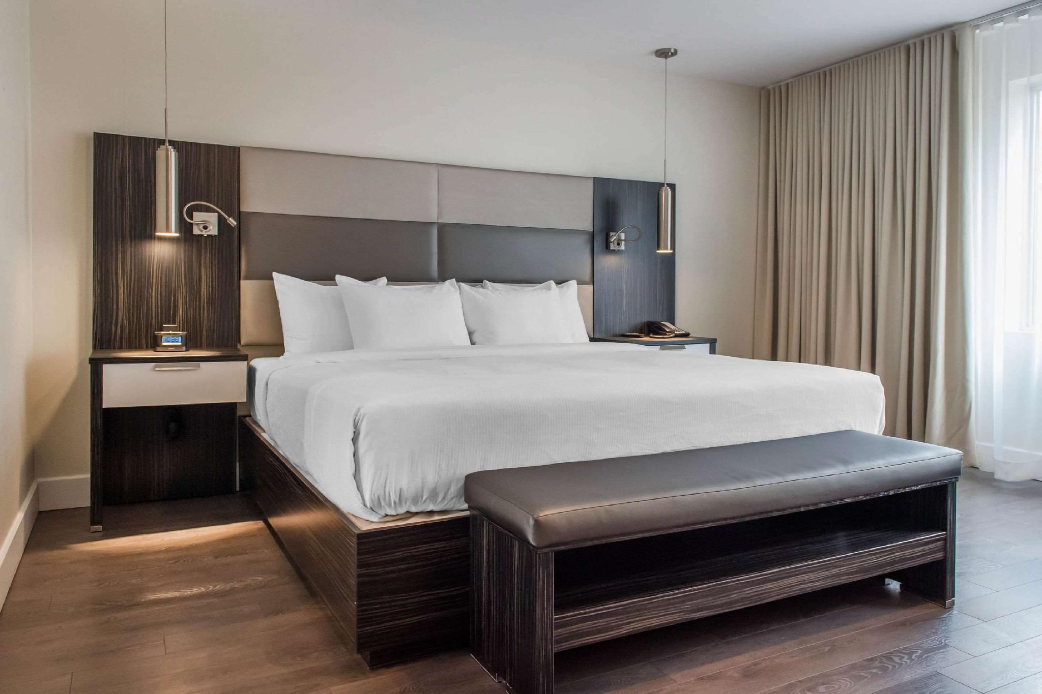 1 King Bed, Nonsmoking