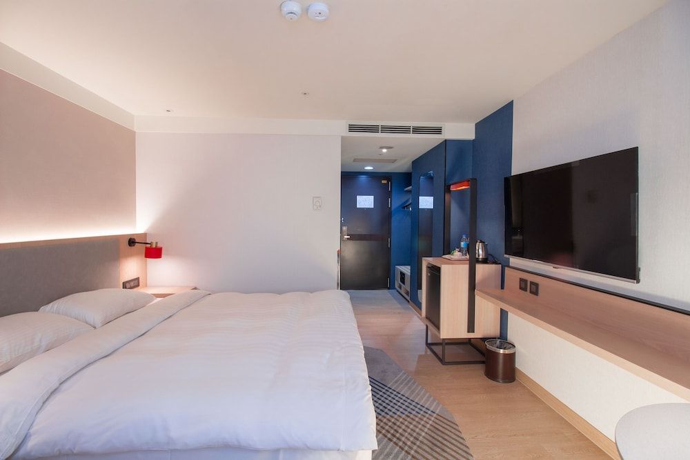 Standard Room, 1 Queen Bed, City View