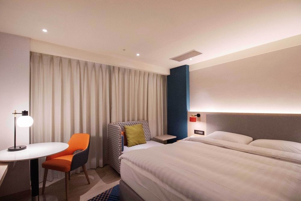 Standard Room, 1 Queen Bed, City View