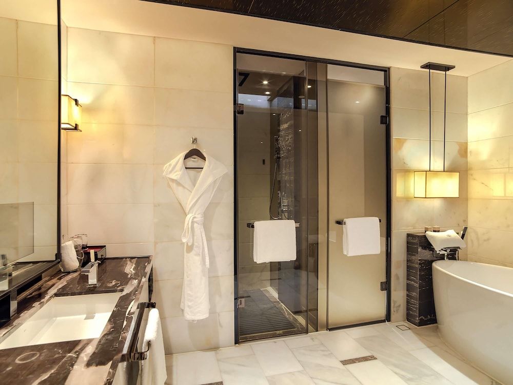 Sofitel Guangzhou Sunrich Superior Room, 1 King Bed 3