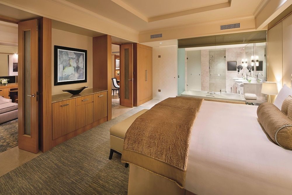 Club Suite, 1 King Bed, Balcony with Lounge Access