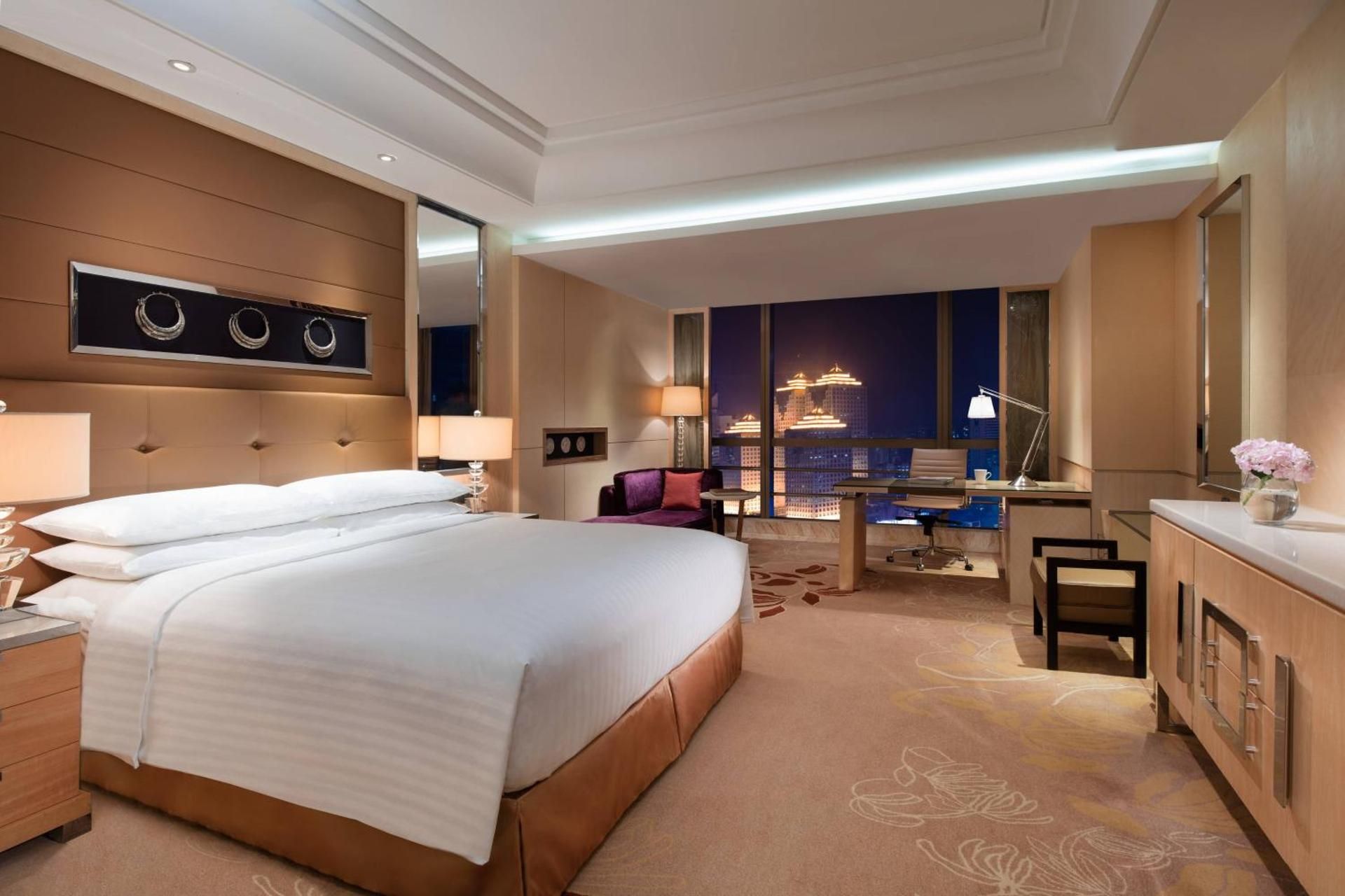 Guest room, 1 King, City view, High floor