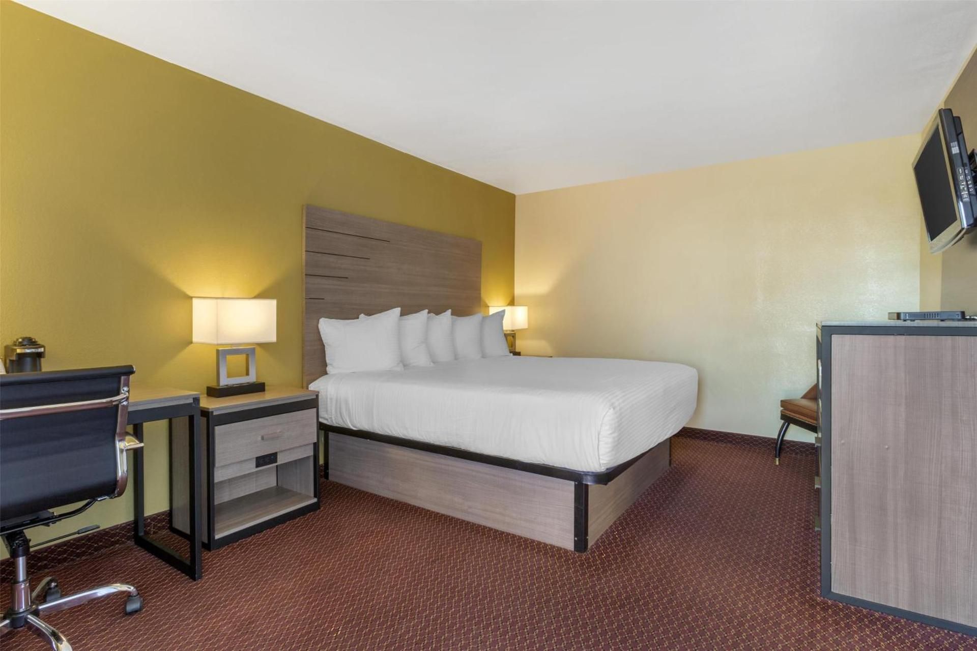 King Room with Roll-In Shower - Disability Access