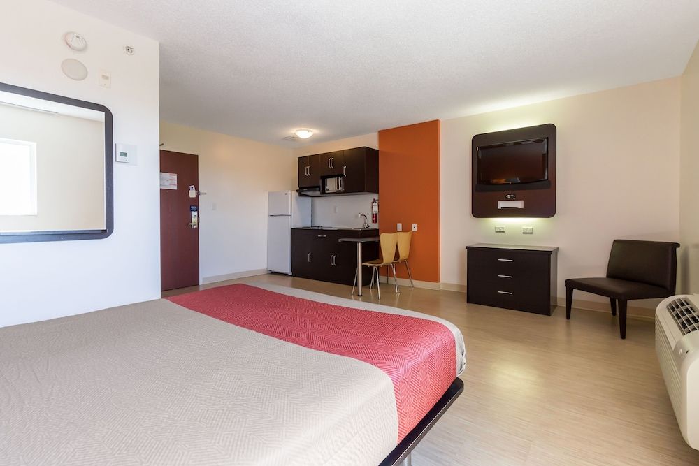 Deluxe Room, 1 Queen Bed, Non Smoking, Kitchenette