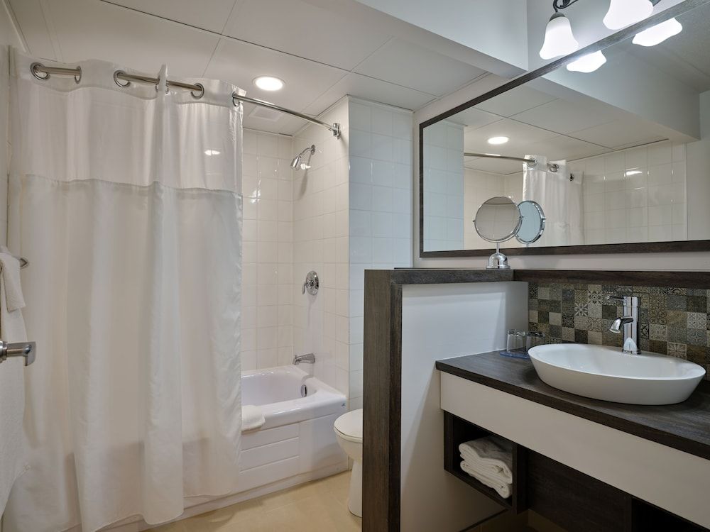 Hôtel Universel in Rivière-du-Loup Classic Room, 1 Queen Bed 3