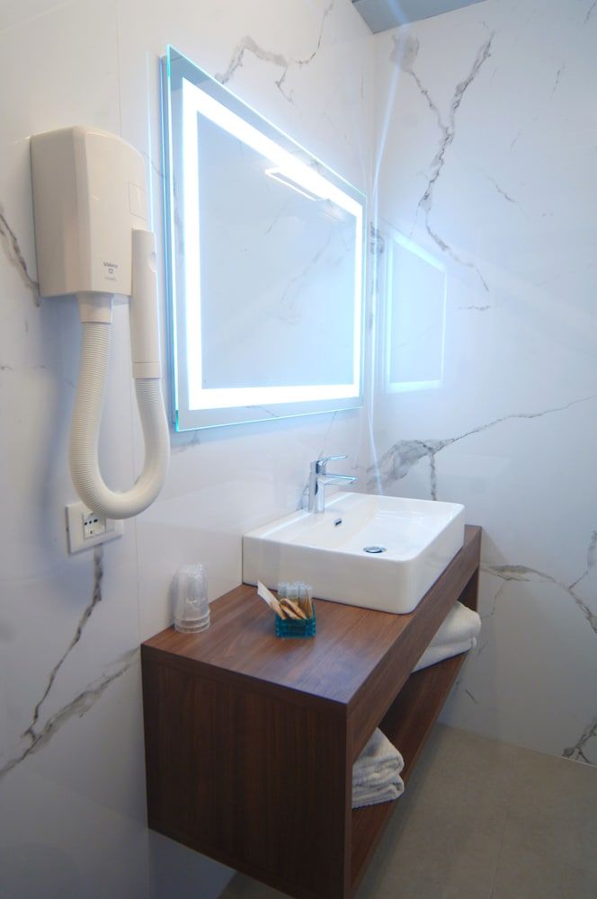 Hotel Victoria Standard Quadruple Room 2