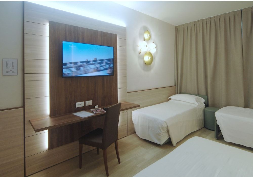 Hotel Victoria Standard Quadruple Room 3