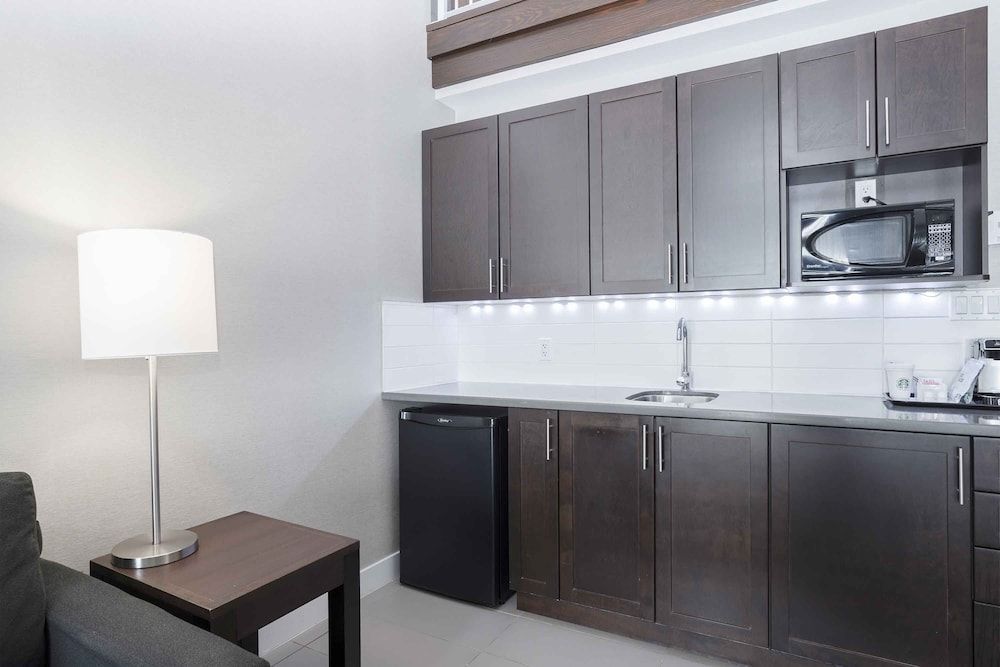 Sandman Signature Prince George Hotel Suite, 1 King Bed, Kitchenette (Loft) 6