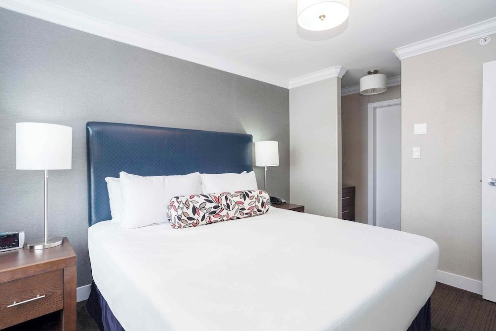 Standard Suite, 1 King Bed, Kitchen