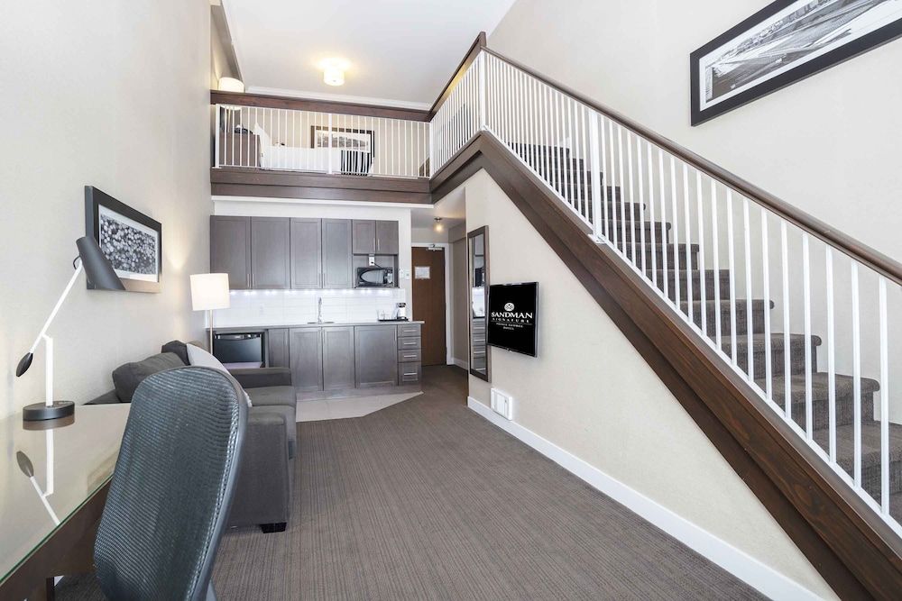 Sandman Signature Prince George Hotel Suite, 1 King Bed, Kitchenette (Loft) 4