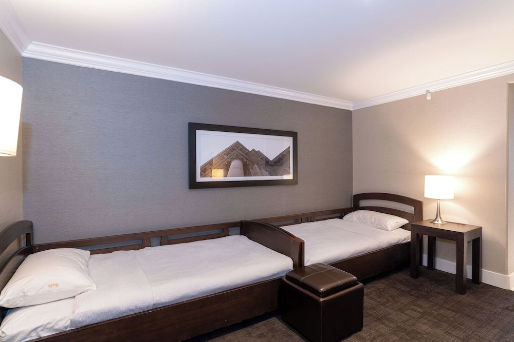 Sandman Signature Prince George Hotel Family Suite, Kitchenette (1 King Bed, 2 Single Beds)