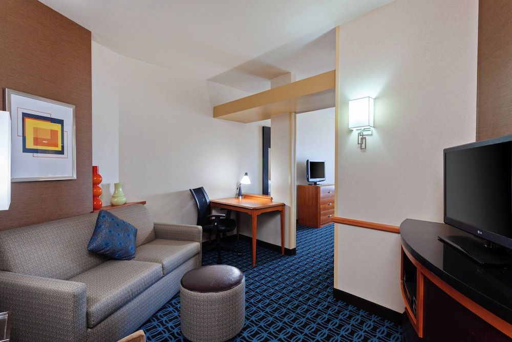 Suite, 1 King Bed with Sofa bed (Mobility/Hearing Accessible, Tub)