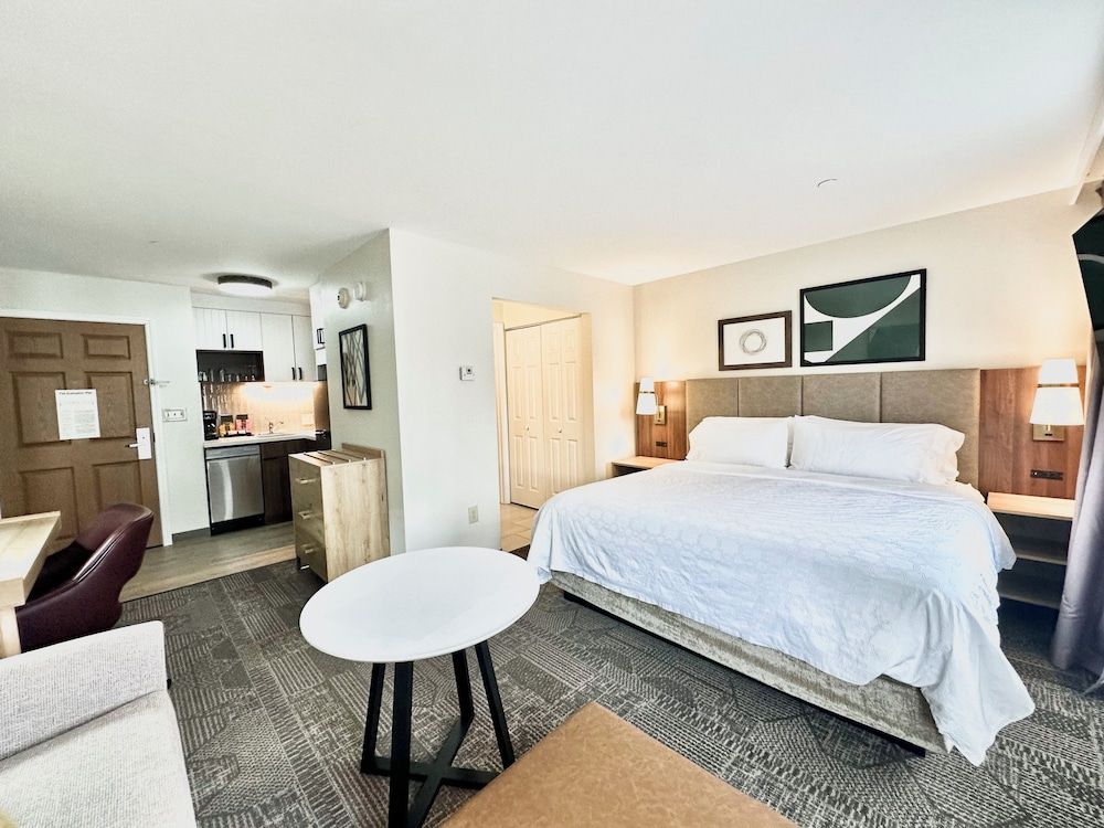 Studio Suite, 1 King Bed, Kitchen