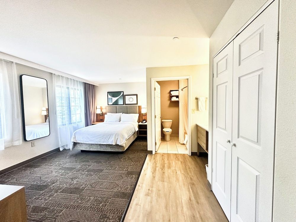 Suite, 2 Bedrooms, Kitchen (1 King and 1 Queen, Frig)
