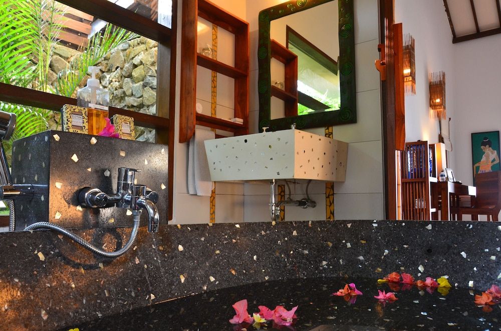 Deep Soaking Bathtub