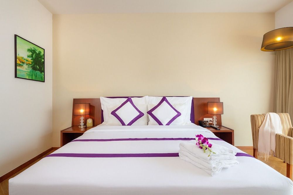Deluxe Partial Sea View King