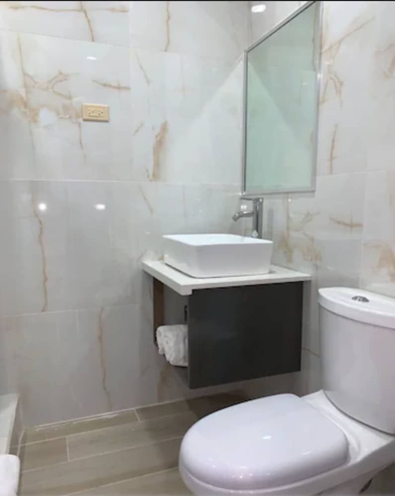 Airport Suites Hotel Deluxe Room, 1 King Bed 4