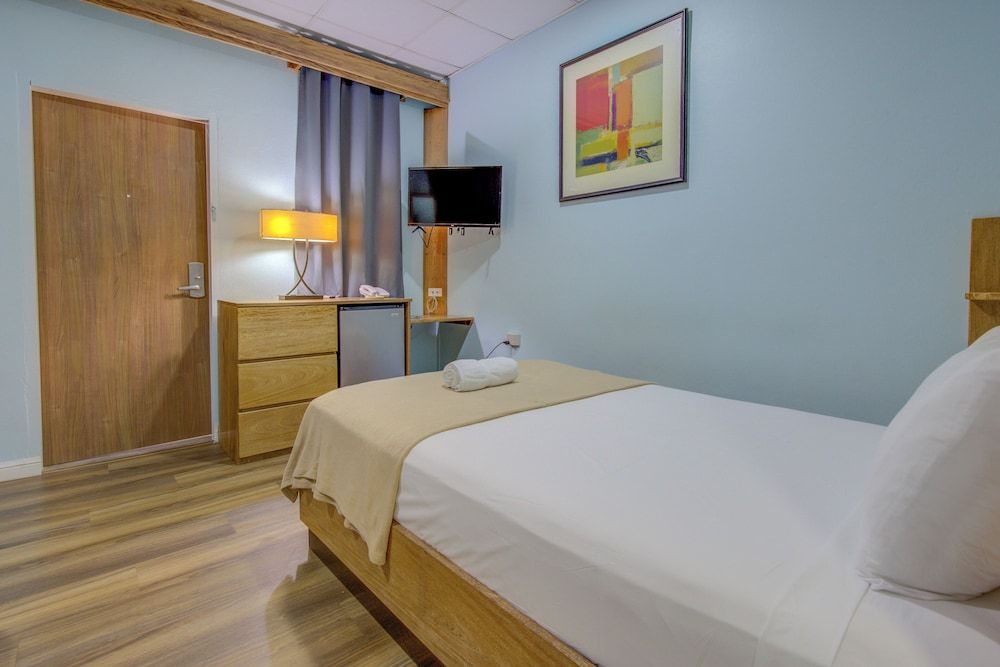 Airport Suites Hotel Double Room, Non Smoking 3