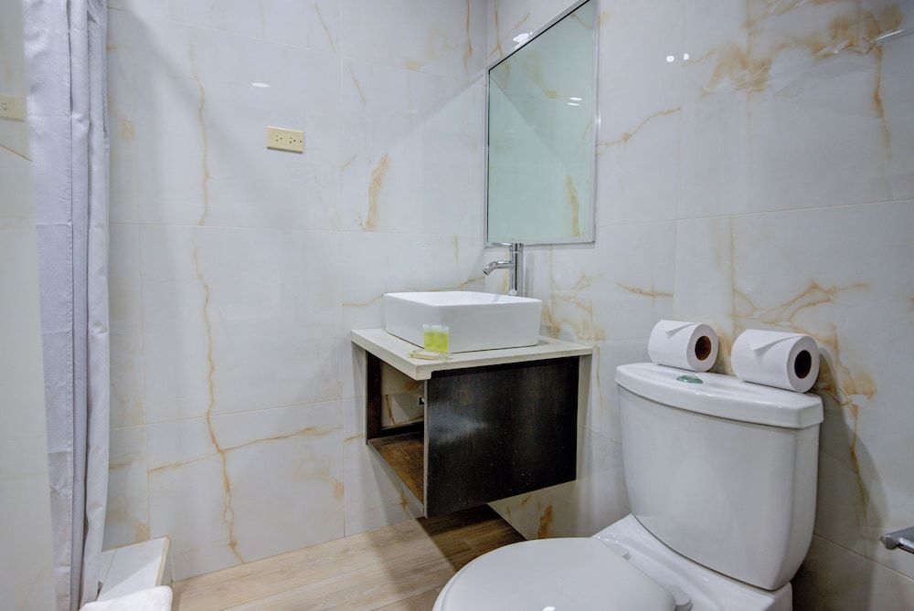 Airport Suites Hotel Deluxe Room, 1 King Bed 6