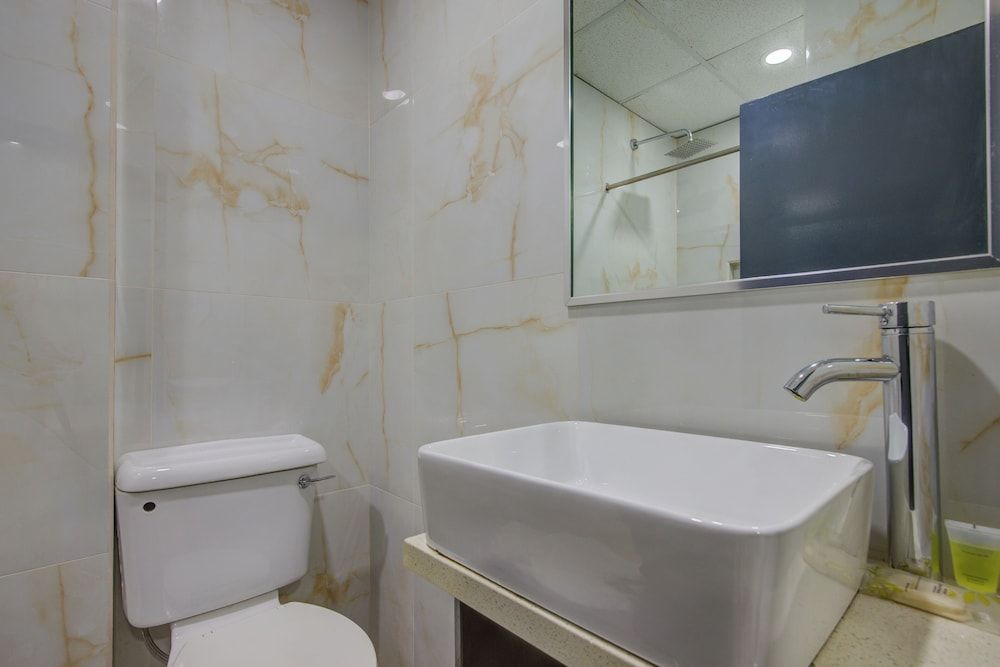 Airport Suites Hotel Deluxe Room, 1 King Bed 8