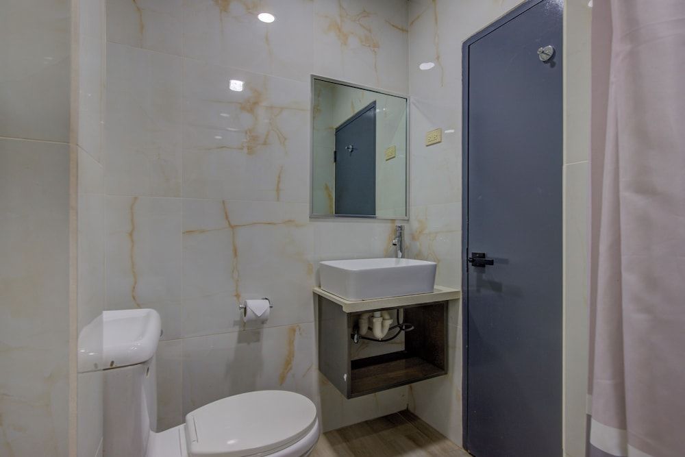 Airport Suites Hotel Deluxe Room, 1 King Bed 7