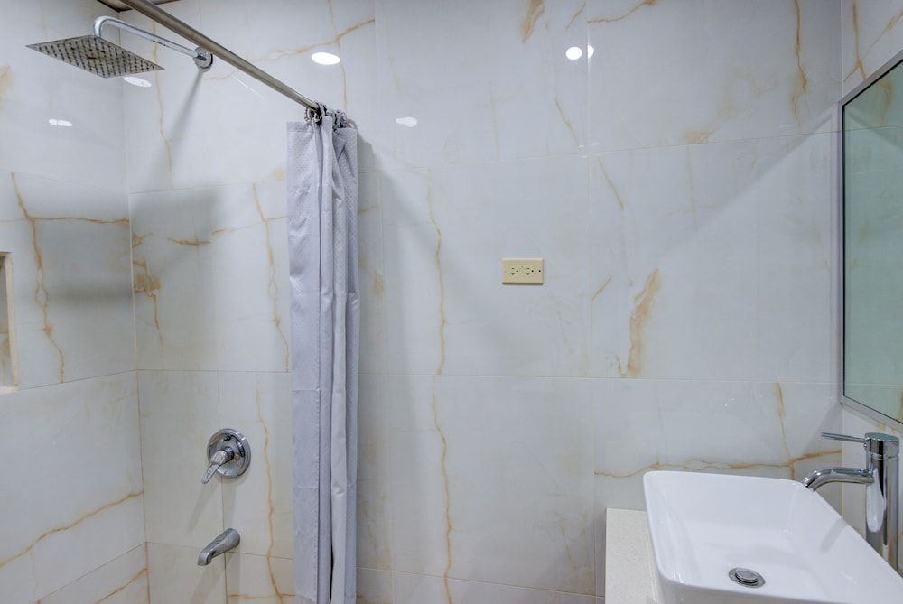 Airport Suites Hotel Deluxe Room, 1 King Bed 5