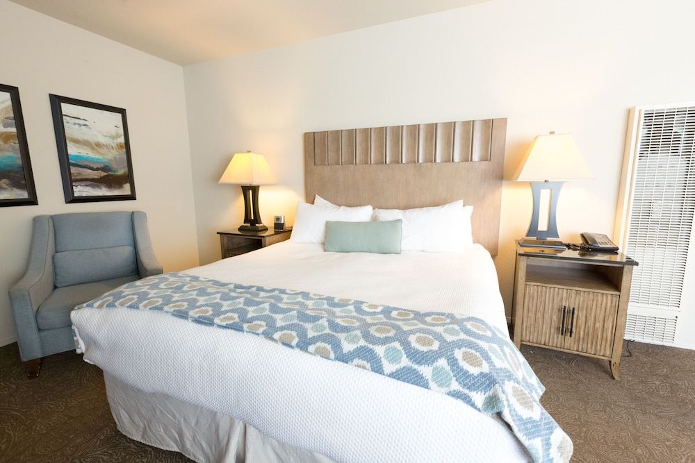 Cambria Landing Inn & Suites Traditional Room, 1 King Bed 3