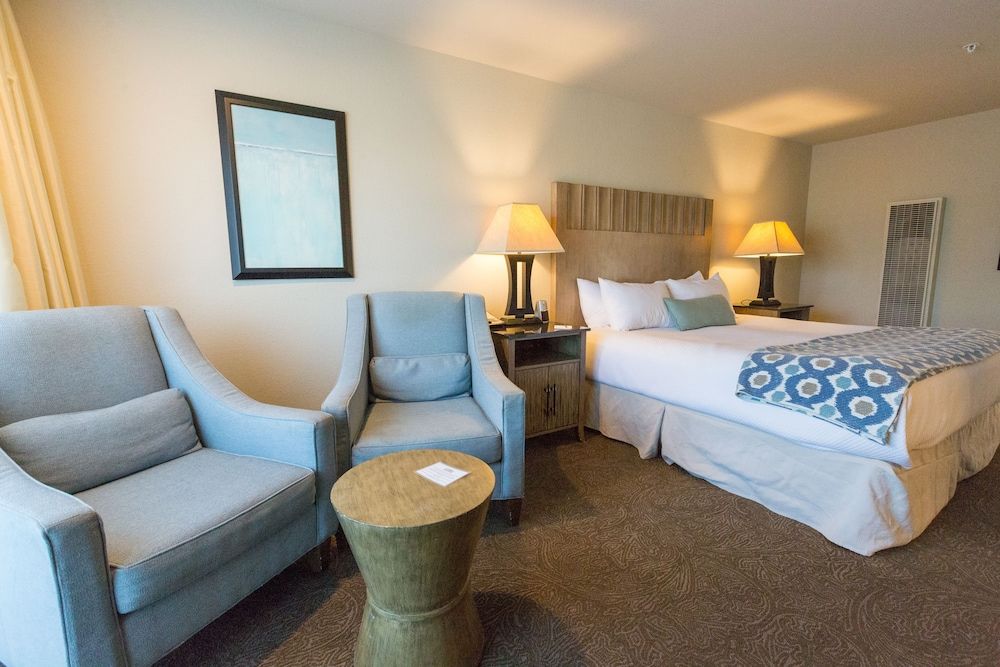 Deluxe Room, 1 King Bed, Partial Ocean View