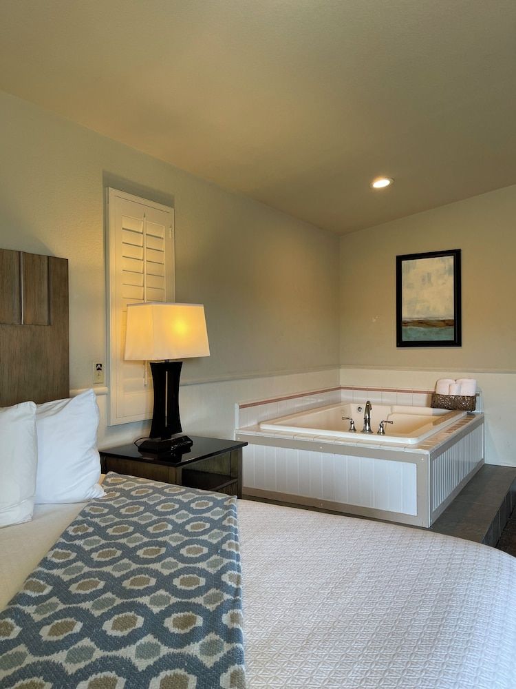 Cambria Landing Inn & Suites Deluxe Room, 1 King Bed, Jetted Tub, Partial Ocean View 6