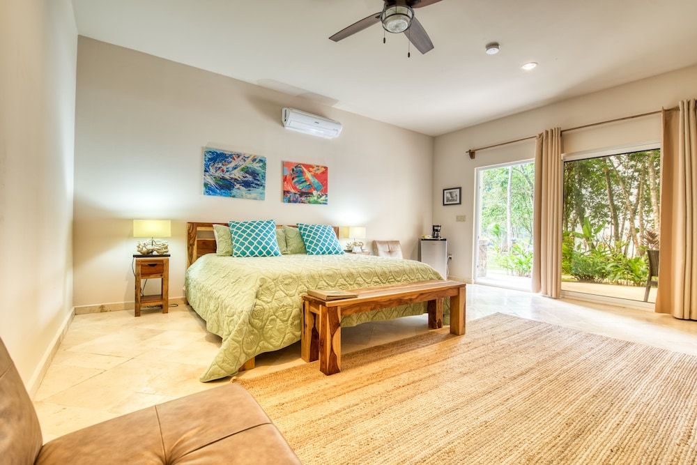 Red Frog Beach Island Resort Comfort Studio, 1 King Bed, Ocean View, Beachfront 2