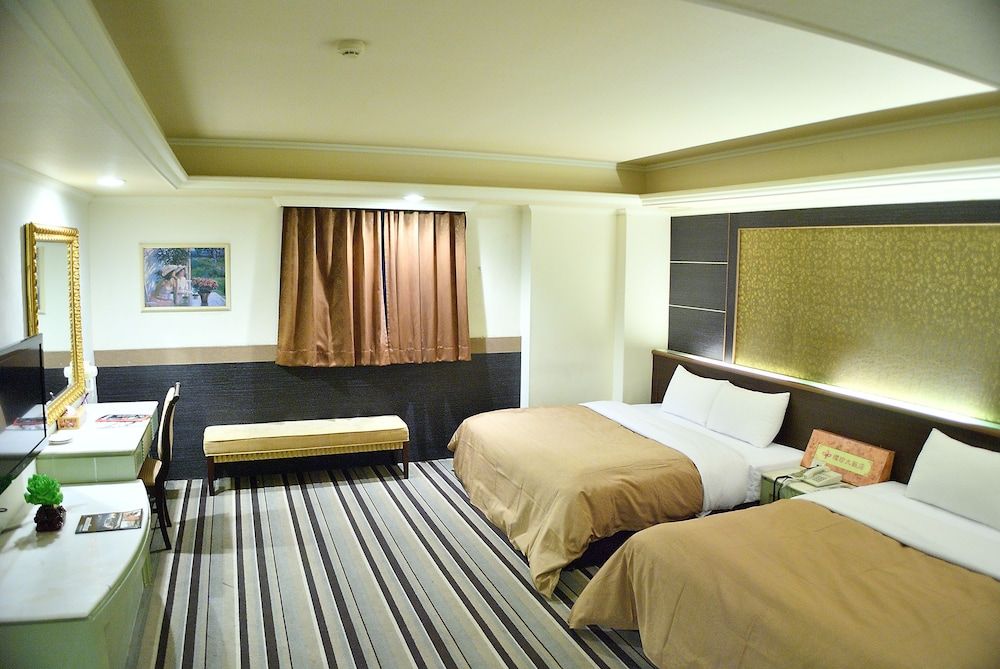 Ying Zhen Hotel Family Room 4